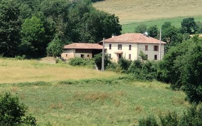 Secteur Seissan, 5mn des commerces et écoles. Au bout d’un chemin, sans vis-à-vis, au calme avec une vue dominante sur la campagne environnante.