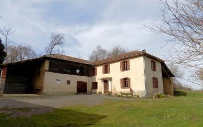 Ancienne ferme avec 2ha de terrain
