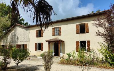 Maison ancienne près d'un lac vue Pyrénées