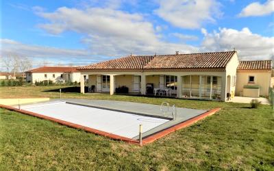 Maison récente de Plain-pied avec piscine 