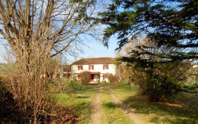 Maison ancienne au bout d'un chemin